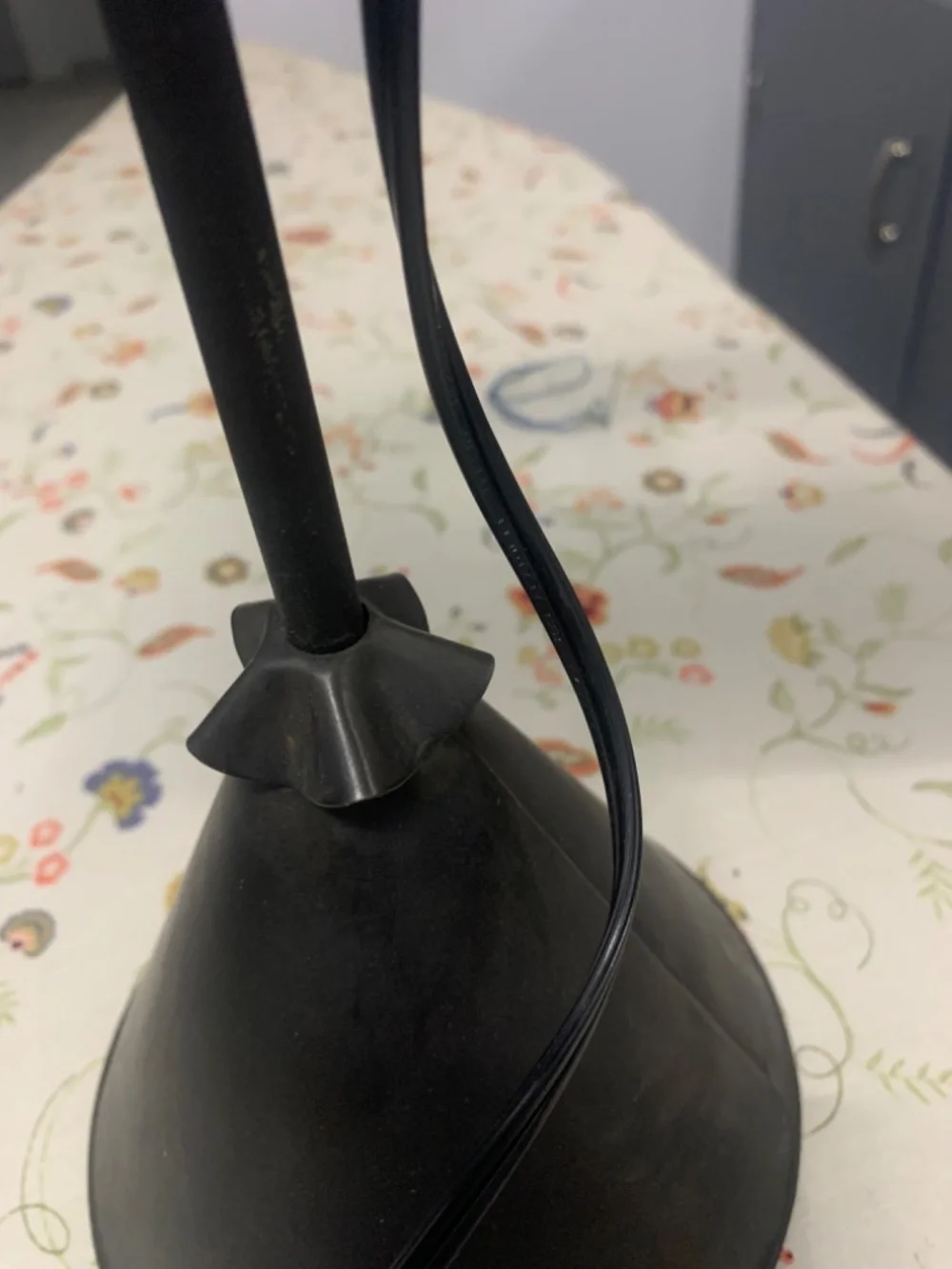 VINTAGE PRIMITIVE ADJ. EARLY AMERICAN REPROD BLACK TIN DUAL LIGHT TABLE LAMP EUC